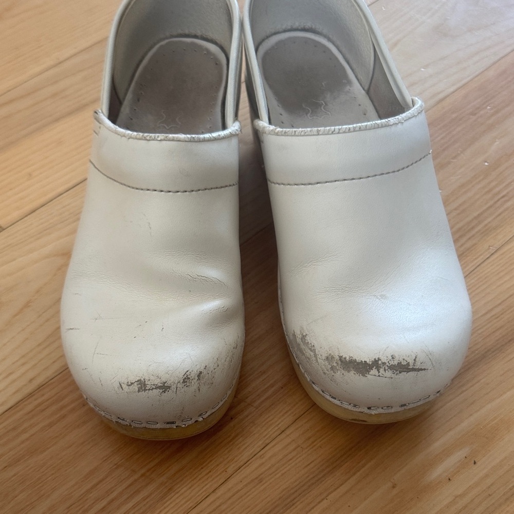 White Leather Dansko Clogs | Clean Classic Aesthetic | Size 37 - Picture 3 of 11
